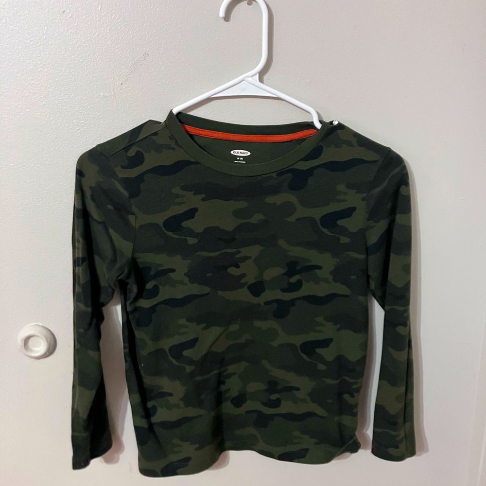 This is a long sleeve shirt for boys of the age of 8 so size 8 from old navy.